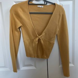 Yellow fitted sweater